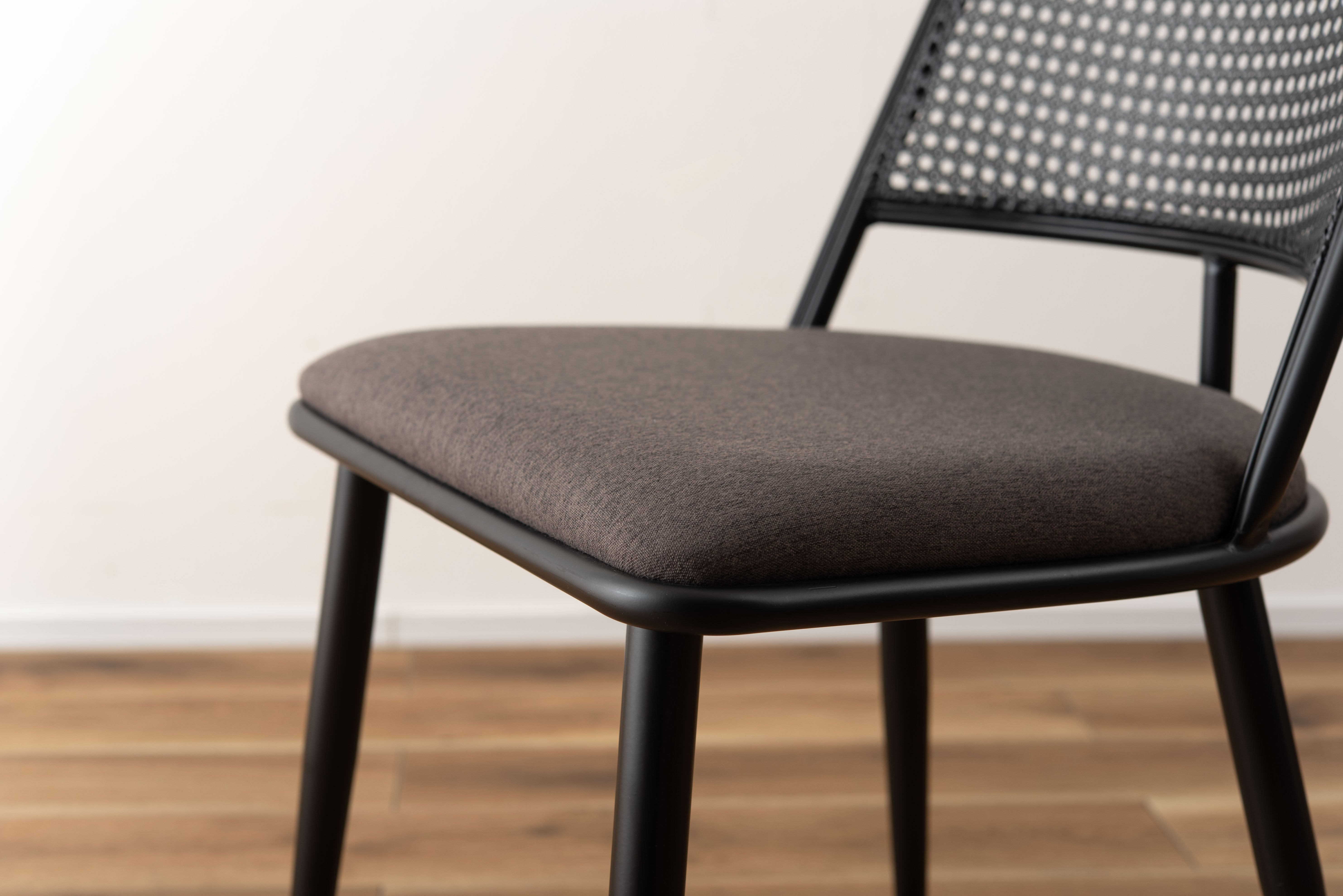 Curve Rattan Chair BK×DGY / カーブ ラタン チェア ブラック×ダークグレー